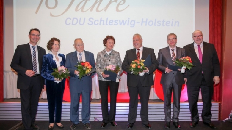 Im Rahmen der Jubiläumsveranstaltung ehrte der Landesvorsitzende Ingbert Liebing (v.l.) gemeinsam mit Margot Stoltenberg vier verdiente CDU-Mitglieder mit der Gerhard-Stoltenberg-Medaille. Karl-Arthur Jäger-Volk aus Nortorf ,Hans-Peter Kröger aus Blekendo Im Rahmen der Jubiläumsveranstaltung ehrte der Landesvorsitzende Ingbert Liebing (v.l.) gemeinsam mit Margot Stoltenberg vier verdiente CDU-Mitglieder mit der Gerhard-Stoltenberg-Medaille. Karl-Arthur Jäger-Volk aus Nortorf ,Hans-Peter Kröger aus Blekendo