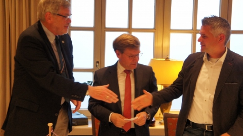 Staffelübergabe an Torben Ackermann (rechts im Bild)