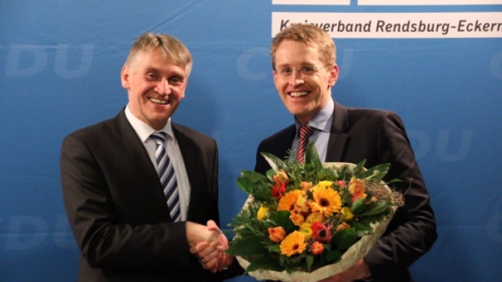 Daniel Günther (re.) gratuliert Hans Hinrich Neve zur Nominierung für den Wahlkreis 10