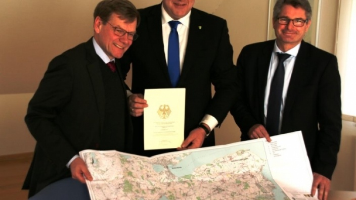Johann Wadephul mit dem BZV-Vorsteher Jens Krabbenhöft und Amtsdirektor Andreas Betz (v.l.)